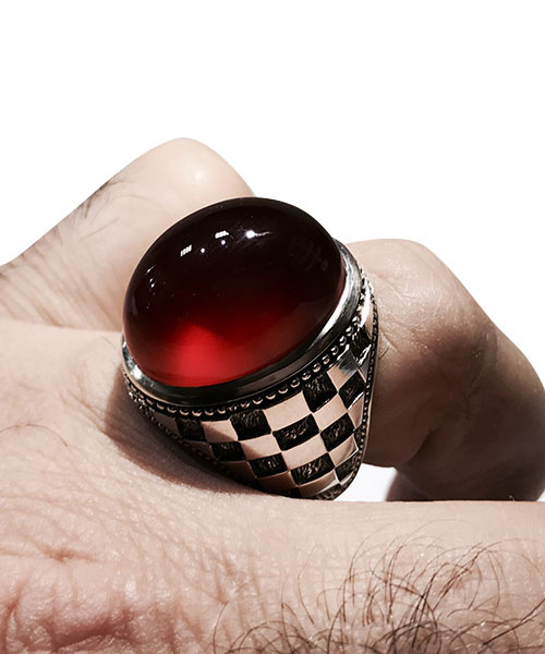 عکس انگشتر عقیق سرخ طبیعی خوش دست و فوق العاده زیبا طرح رکاب شطرنجی