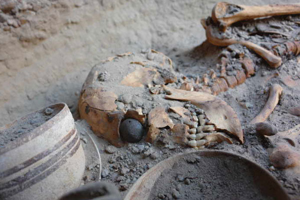 قبرهای شگفت انگیز گورستان باستانی شهر سوخته,اجساد و اسکلت های کشف شده به همراه اشیا و ظروف