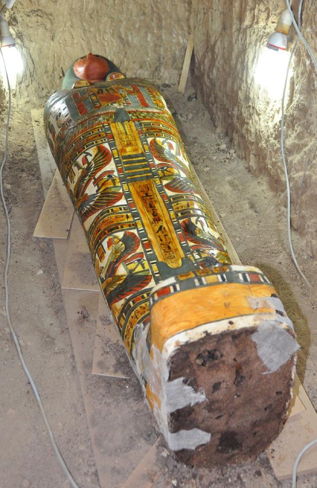 کشف مومیایی در داخل مقبره های مصر باستان در داخل تابوت چوبی