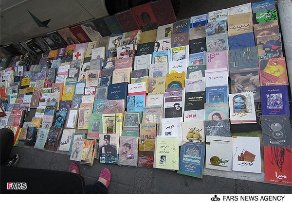 فروش کتابهای غیرمجاز و ممنوعه در حاشیه خیابان از کتابهای جنسی و علوم غریبه تا کتابهای سیاسی