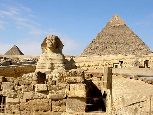 مجموعه بزرگ اهرام جیزه مصر شامل چه قسمتهایی است؟