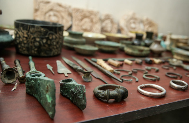 کشف آثار تاریخی باستانی از قاچاقچیان جویندگان گنج و دفینه و زیرخاکی