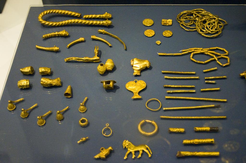 اشیای باستانی گنجينه آمودريا شامل ۱۷۰ تکه طلا و نقره متعلق به دوران هخامنشیان