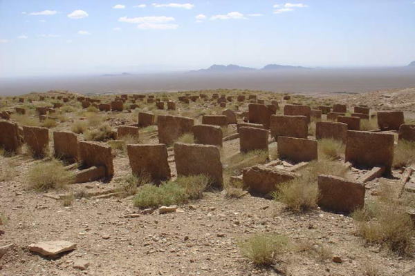 گورستان باستانی با سنگ قبرهای عمودی