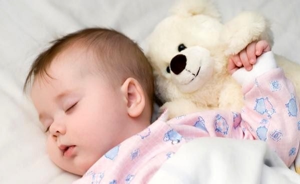 تعبیر خواب ادرار کردن بچه در حیاط – تعبیر ادرار کودک غریبه در خانه