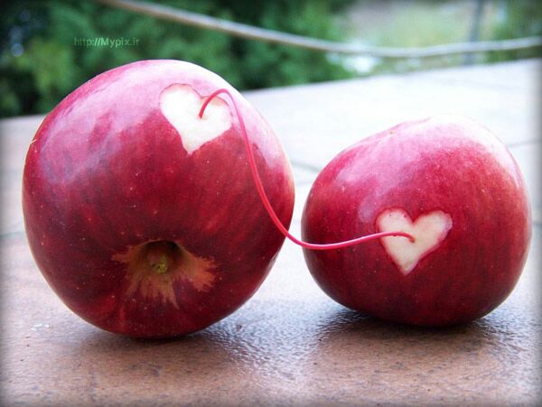 خواندن دعای محبت بر سیب برای جلب محبت و افزایش مهر و محبت