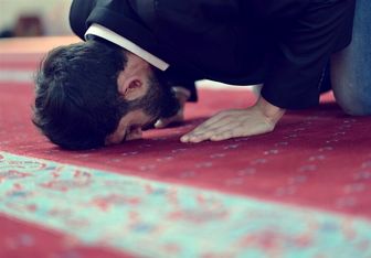 ذکری در سجده نماز برای آمرزش گناهان و ثواب 60 حج